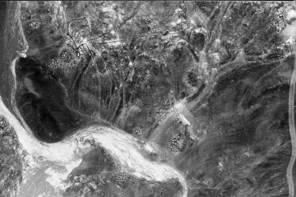 archival-provided-jordan-u2 spy plane image desert kite A map shows an aeiral view of ancient hunting traps.
