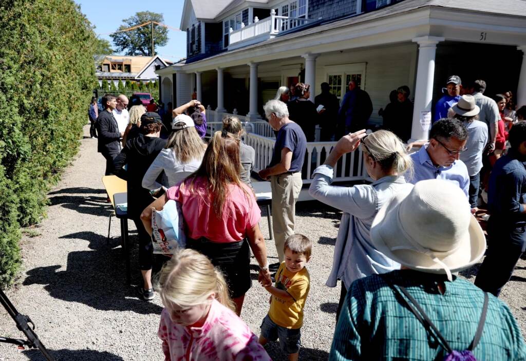 gettyimages-1243258436_custom-492815bd9c6a9a2819fd4790be1e5dbdc2eef8bd-s1600-c85 Marthas Vineyard residents line up in front of St. Andrews Parish House to donate food to the recently arrived migrants. Two planes of migrants from Venezuela arrived suddenly Wednesday night on Martha's Vineyard.
Jonathan Wiggs/The Boston Globe via Getty Images