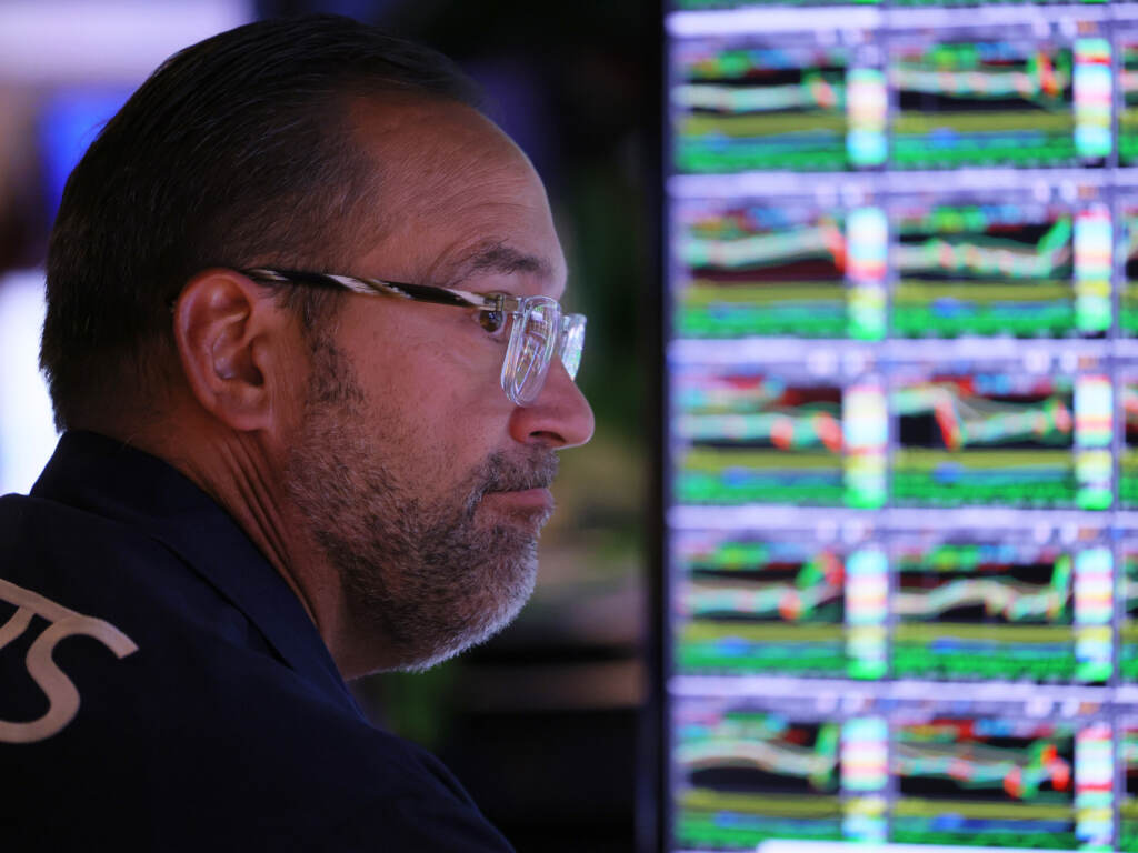 Traders work on the floor of the New York Stock Exchange on September 21, 2022 in New York City. Stocks dropped in the final hour of trading after Federal Reserve Chairman Jerome Powell announced that the Federal Reserve will raise interest rates by three-quarters of a percentage point in an attempt to continue to tame inflation.
(Michael M. Santiago/Getty Images)