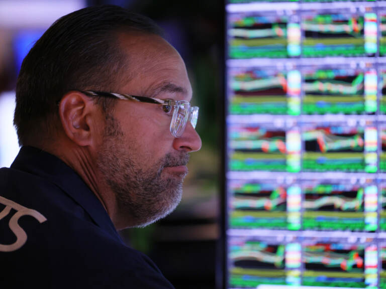 Traders work on the floor of the New York Stock Exchange on September 21, 2022 in New York City. Stocks dropped in the final hour of trading after Federal Reserve Chairman Jerome Powell announced that the Federal Reserve will raise interest rates by three-quarters of a percentage point in an attempt to continue to tame inflation.
(Michael M. Santiago/Getty Images)