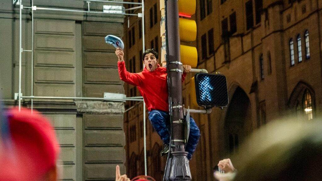 phillies-celebration-broadstreet-nlcs11-b-1024×576 A Phillies fan is high up on a pole that was greased.