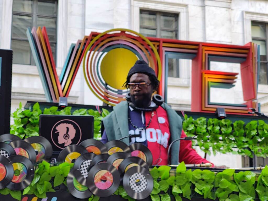 questlove-polling-pizza-election-2022-PC-110822 Questlove spins records outside City Hall