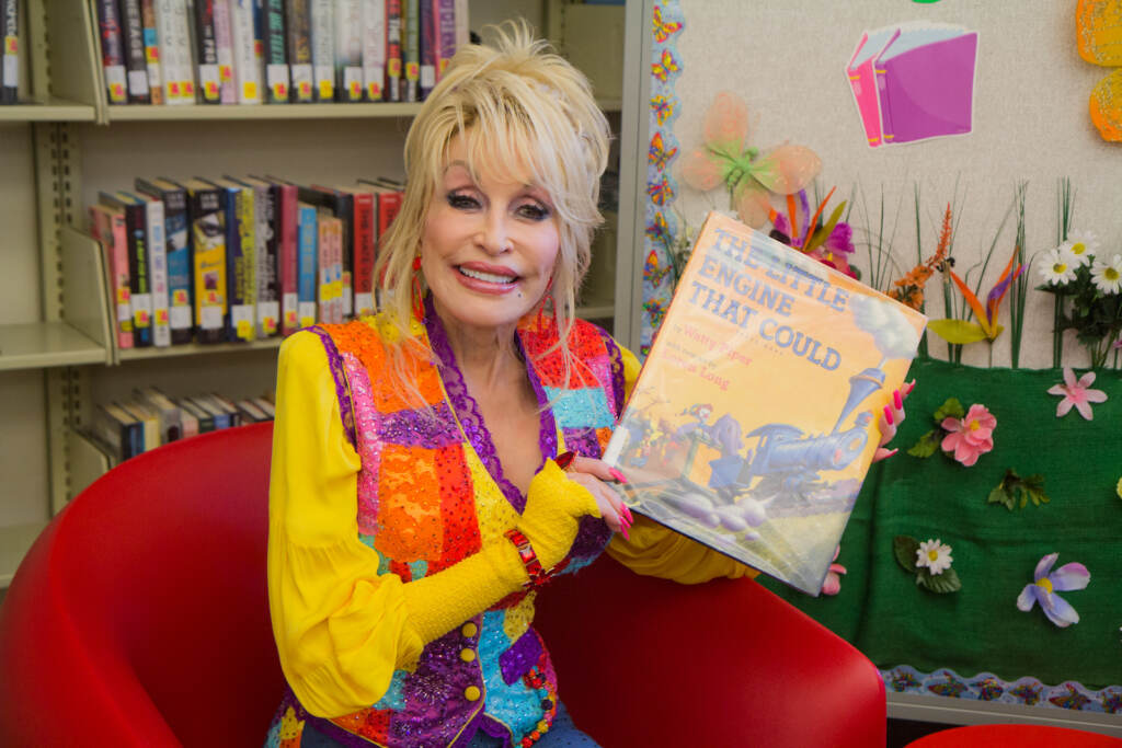 2022 05 05 k paynter dolly in wilmington Dolly Parton holds up a children's book