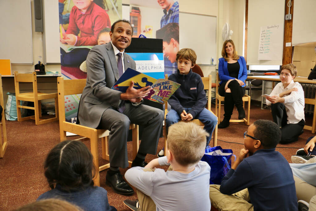 2022 12 14-tony watlington-philadelphia fanny coppin elementary school-20 in 20 reading program reads Philadelphia schools Superintendent Tony Watlington reads to a group of third graders at Fanny Coppin Elementary School to kick off the districts ''20 in 20'' reading initiative. Third graders are encouraged to read 20 books in 20 weeks using materials provided by the district. (Emma Lee/WHYY)
