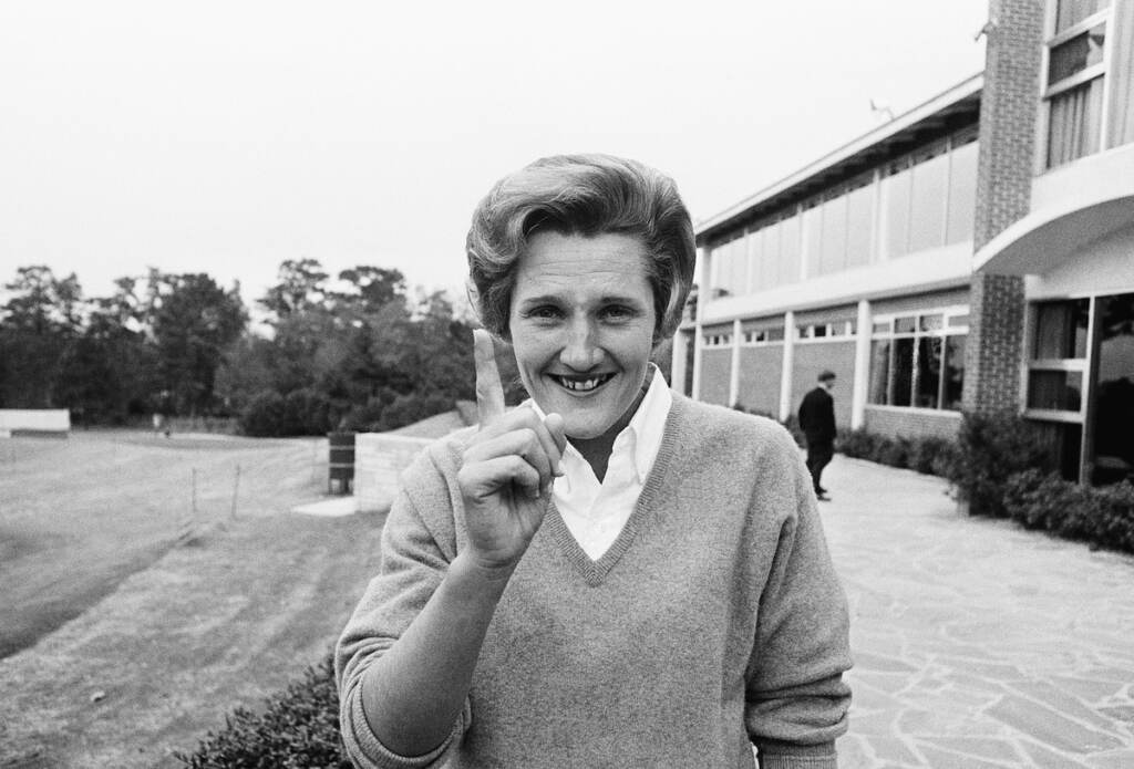 Whitworth Golf Tournament Kathy Whitworth holds up one finger to indicate she is in the lead with a 71 along with Sandra Haynie in first round of Women's Titleholders golf tournament at Augusta, Nov. 26, 1965. (AP Photo)