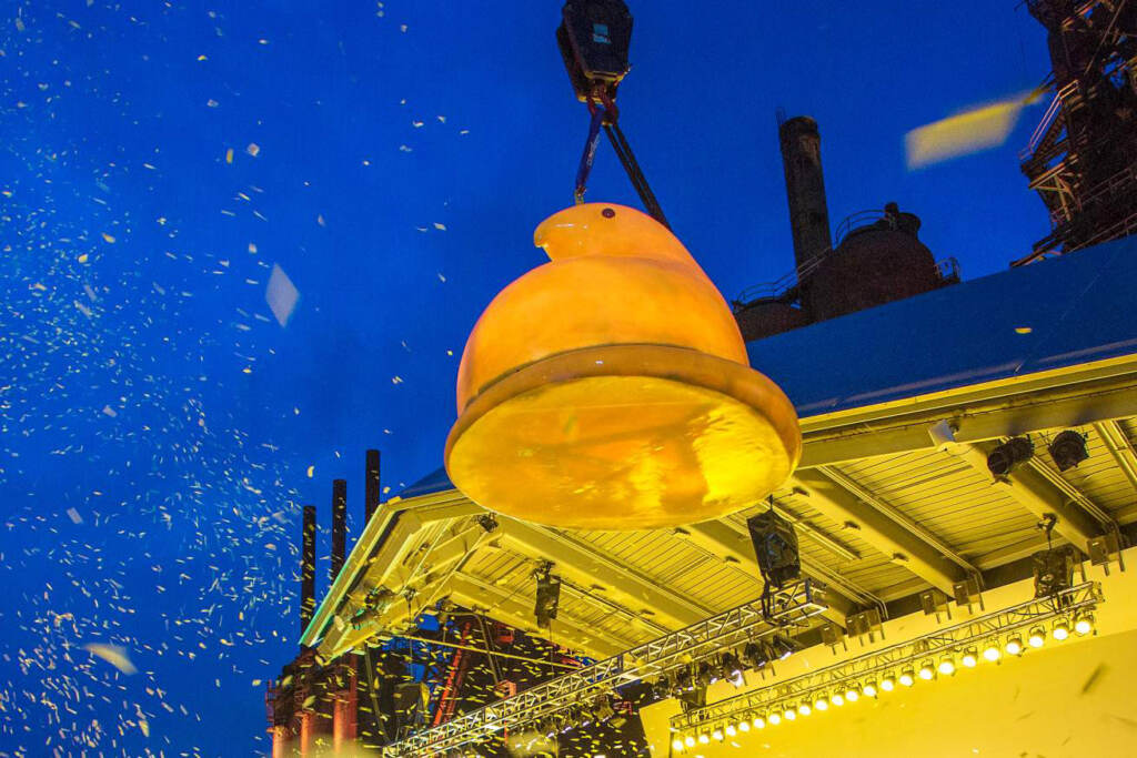 The giant Peep of NYE Peepsfest