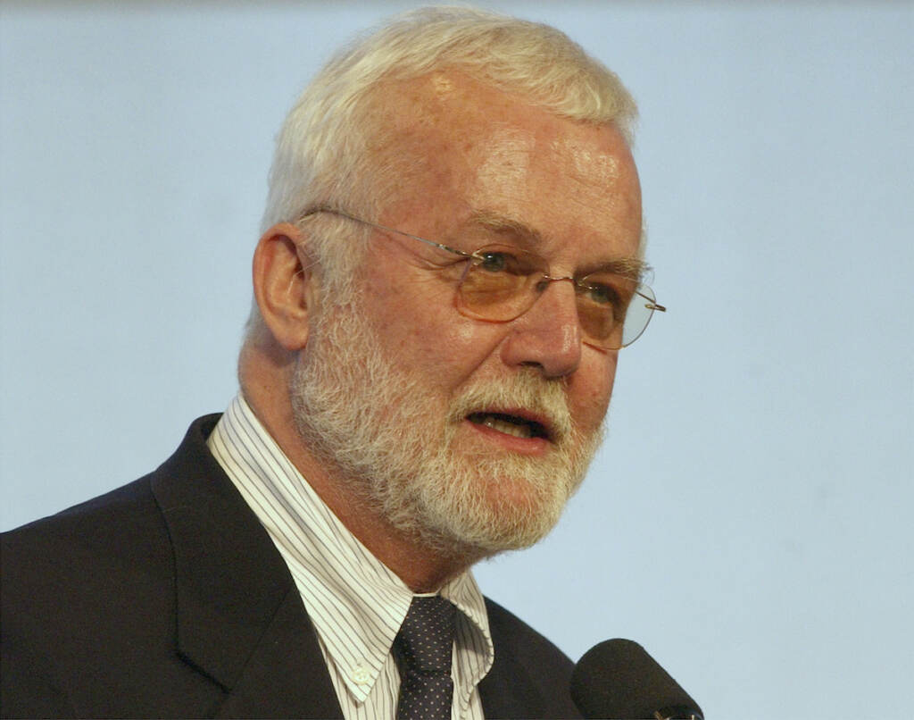 Obit Russell Banks Russell Banks, author of ''Cloudsplitter,'' delivers a keynote address during the Hemingway & Winship Awards ceremony at John F. Kennedy Library and Museum in Boston, April, 4, 2004