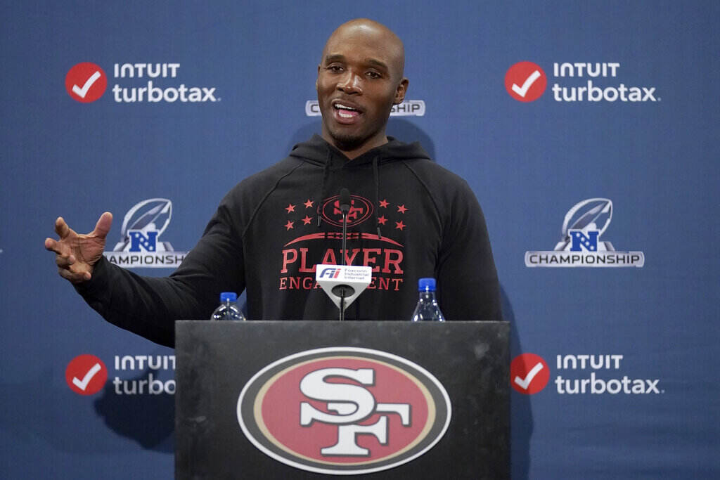 DeMeco Ryans speaks from a podium.