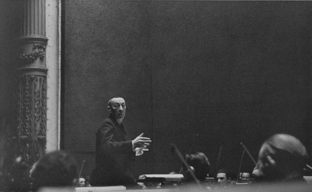 philadelphia-orchestra-rachmaninoff-3 Rachmaninoff conducts the orchestra.