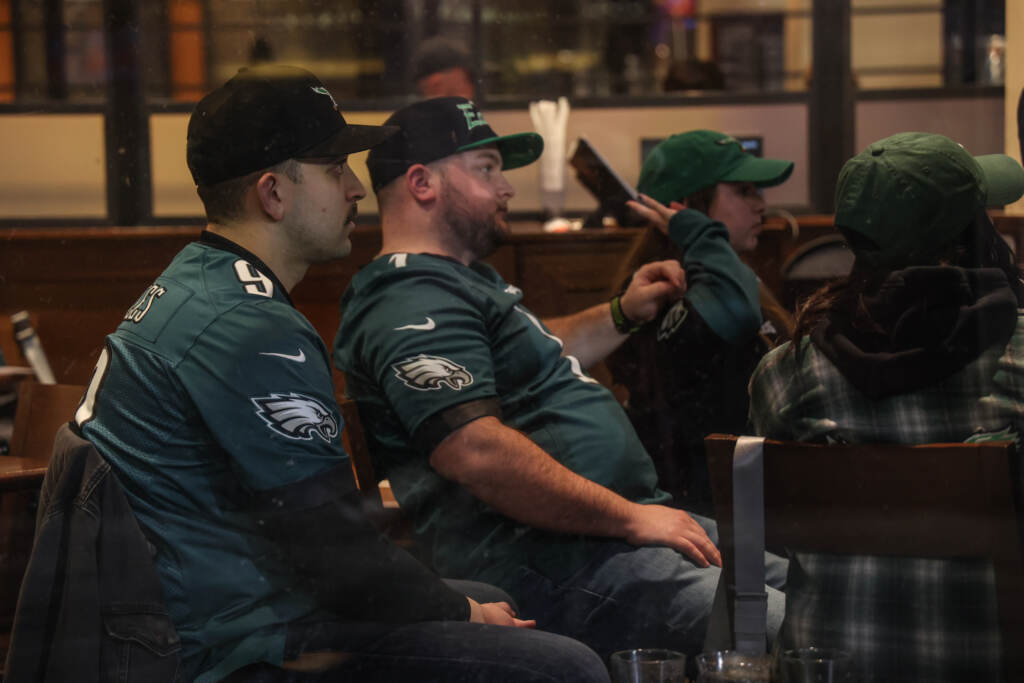 02 12 2023 K paynter eagles super bowl lvii loss-3 Philadelphia Eagles fans watch the end of Super Bowl LVII at Iron Hill Brewery in Center City Philadelphia. The Kansas City Chiefs beat the birds 38-35, on February 12, 2023. (Kimberly Paynter/WHYY)