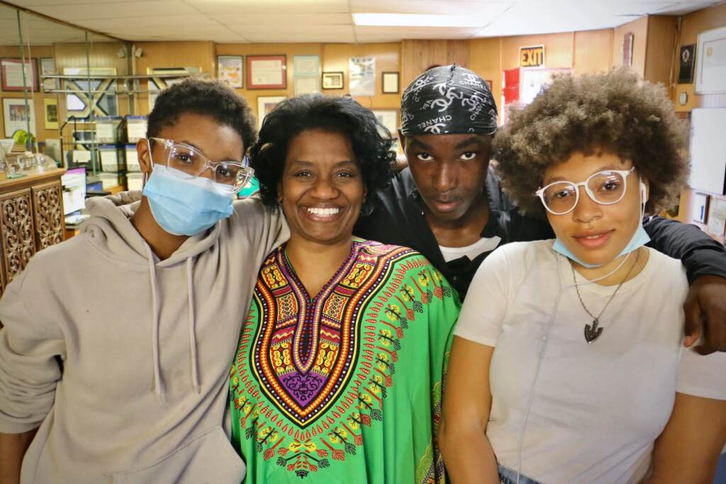 2022-08-18-e-lee-brielle-bartley-jacqueline-taylor-adams-hameen-jackson-jaelyn-mack-philadelphia-house-of-umoja-youth-peace-corps (1) Jacqueline Taylor-Adams (center), development director for the House of Umoja and program director of the Youth Peace Corps, poses with three of her summer program students, (from left) Brielle Bartley, 16, Hameen Jackson, 15, and Jaelyn Mack, 14