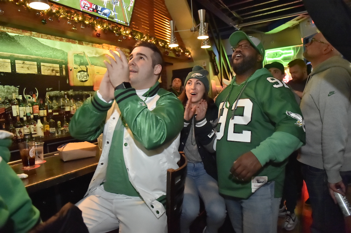 Fans at Milkboy cheer an Eagles first down conversion during the second quarter. (Jonathan Wilson for WHYY)