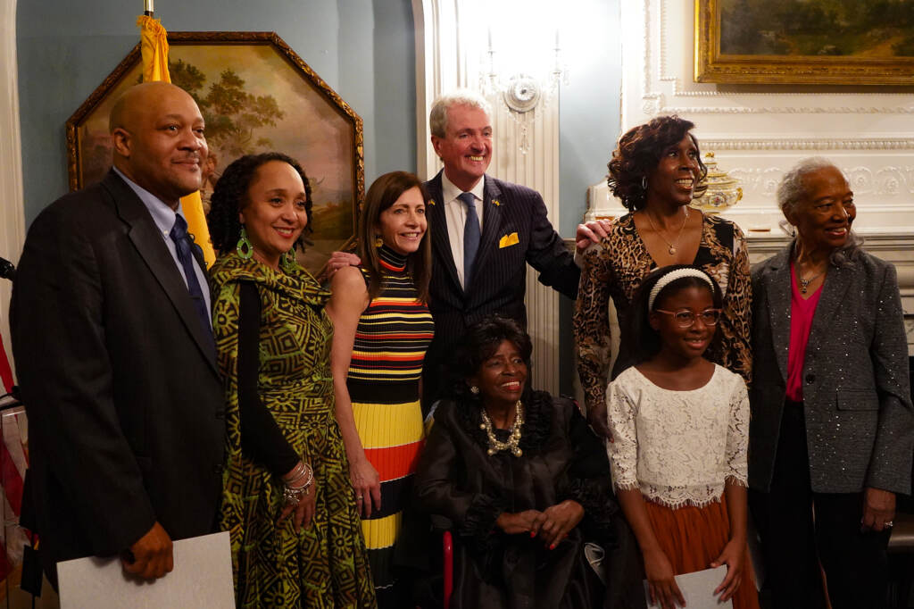 Gov-Murphy-BHM-all-honorees-t-donyea-2023-02-22 A group of people pose for a photo.