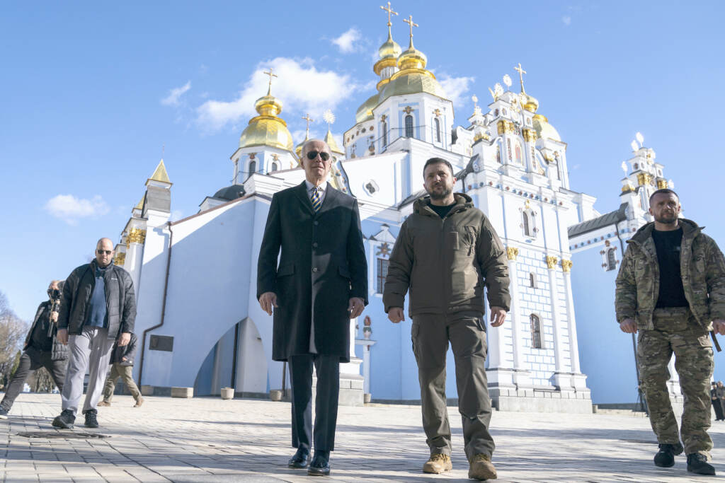 Joe Biden, Volodymyr Zelenskyy oe Biden and Volodymyr Zelenskyy walking together