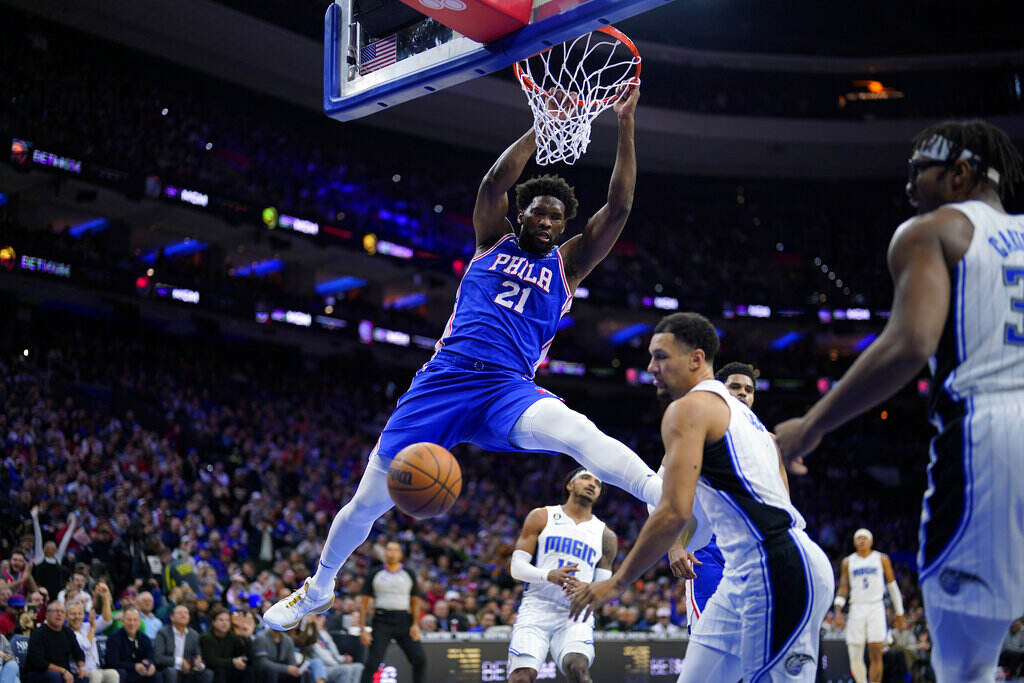 Magic 76ers Basketball Embiid does a slam dunk.