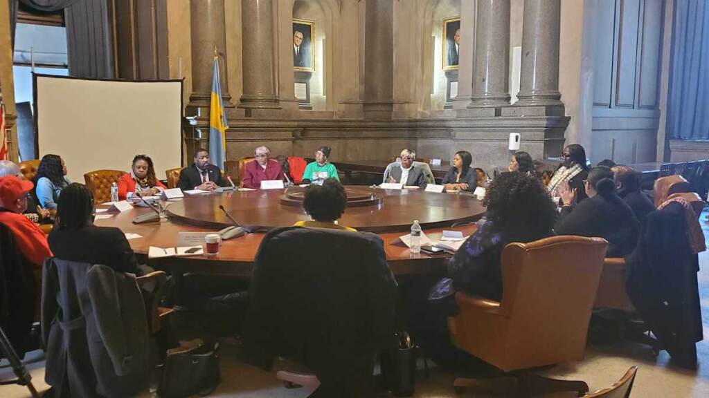 gun-violence-advocates-johnson-2 People sit around a large roundtable.