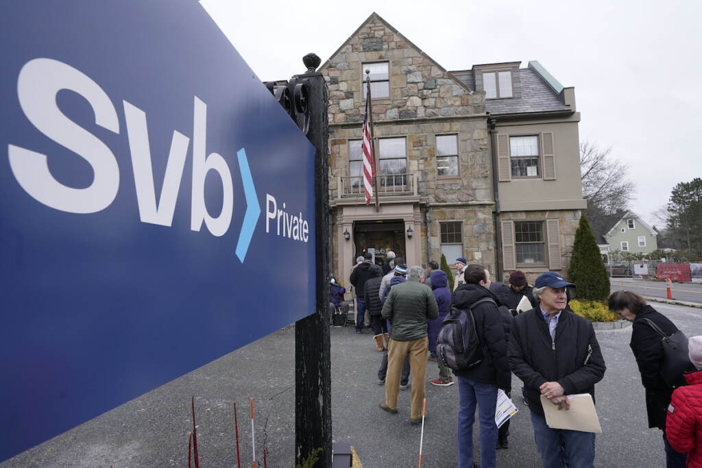 Bank-Collapse Customers and bystanders form a line outside a Silicon Valley Bank branch location