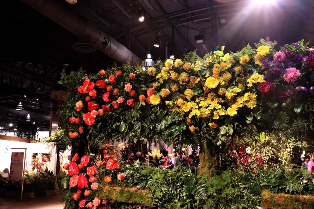 flower-show-garden-electric-6 Flowers arranged in a wall
