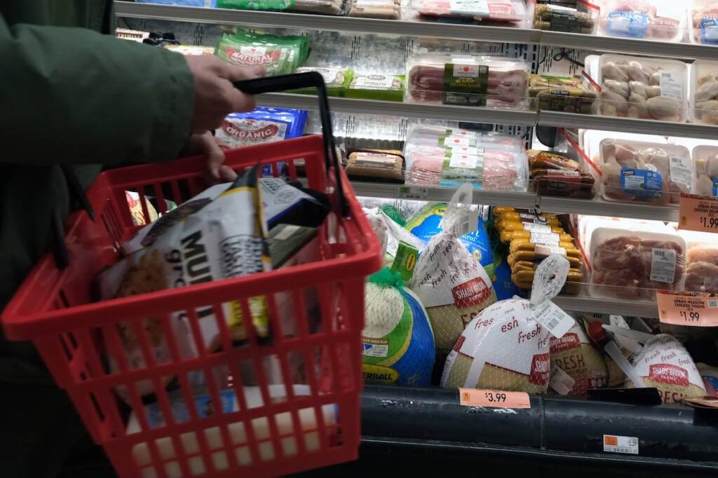 grocery-shopper-snap-benefits Shopper-In-Grocery-Store