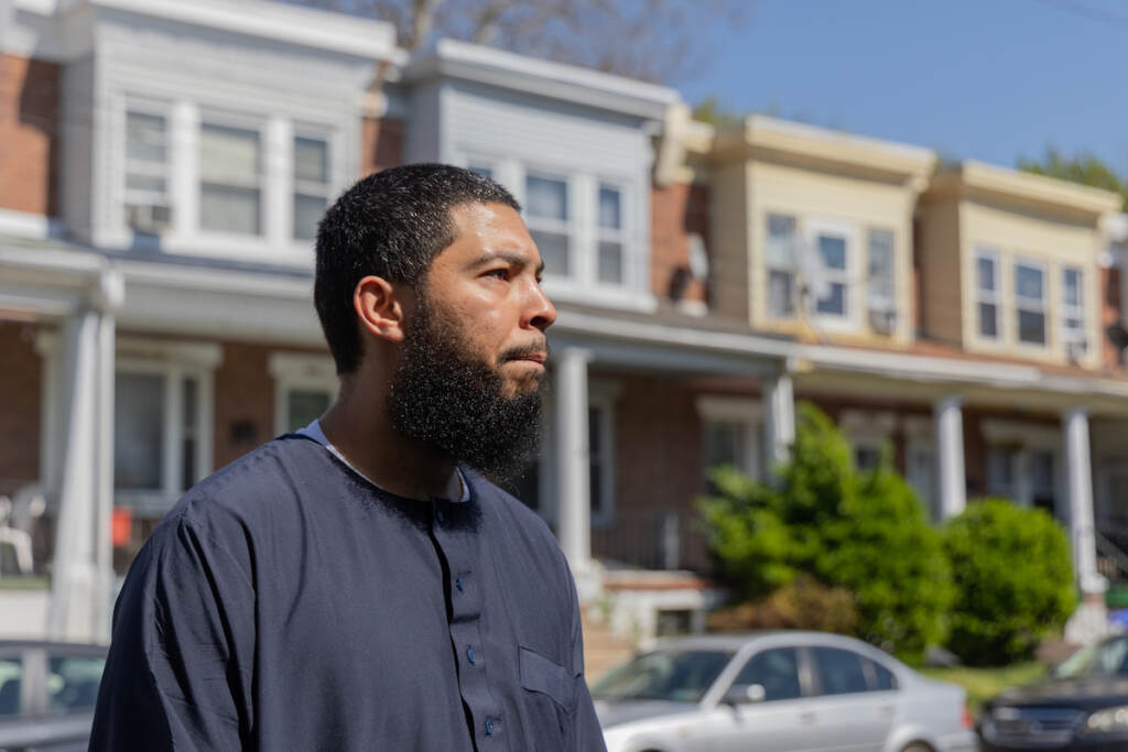 04 14 2023 k paynter anthony freeman at spot of arrest-4 Anthony Freeman looks into the distance. Behind him is a row of houses.