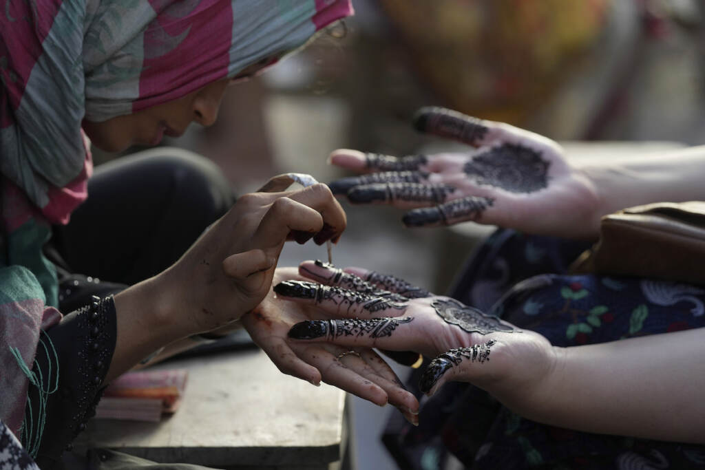 Pakistan Beautician paints customers hands for Eid al-Fitr Pakistan Beautician paints customers hands for Eid al-Fitr
