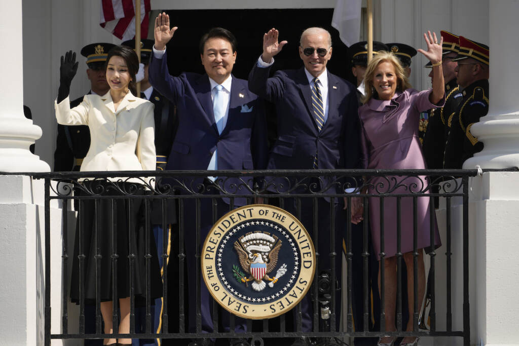 Joe Biden,Yoon Suk Yeol South Korea's first lady Kim Keon Hee, South Korea's President Yoon Suk Yeol, President Joe Biden and first lady Jill Biden wave from the Blue Room Balcony during a State Arrival Ceremony on the South Lawn of the White House Wednesday, April 26, 2023, in Washington