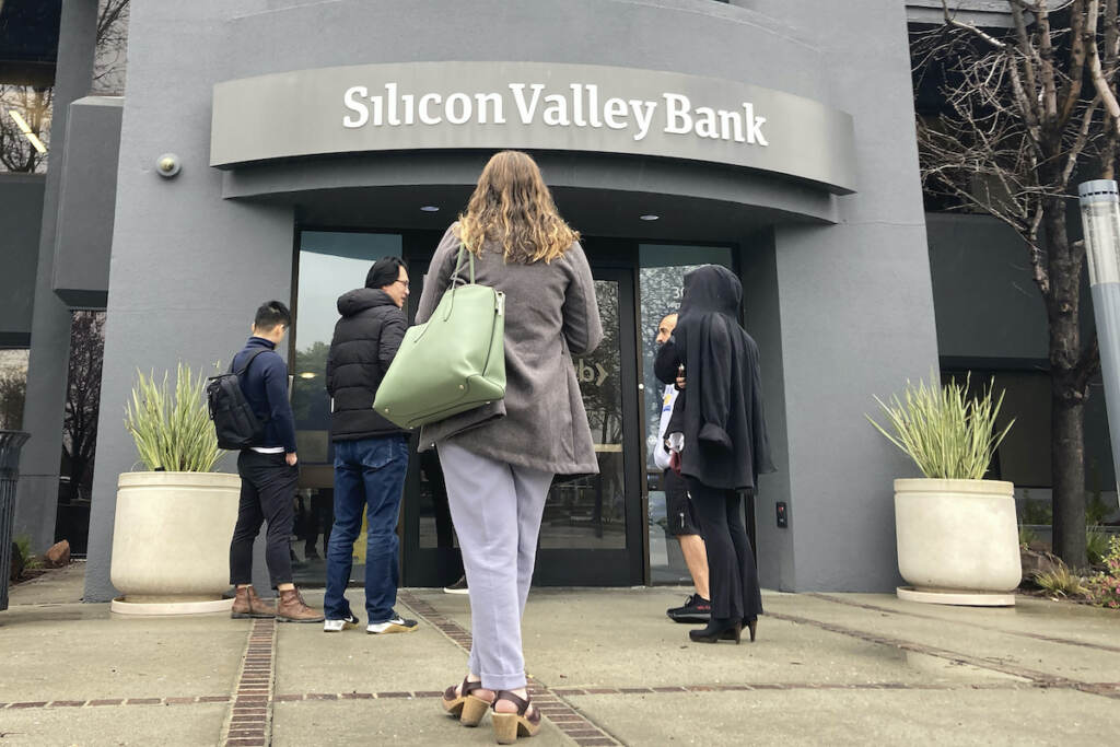 Bank Collapse Fed Review People stand outside a Silicon Valley Bank branch in Santa Clara, Calif., Friday, March 10, 2023. The Federal Reserve is scheduled Friday to release a highly-anticipated review of its supervision of Silicon Valley Bank, the go-to bank for venture capital firms and technology start-ups that failed spectacularly in March.
(AP Photo/Jeff Chiu, File)