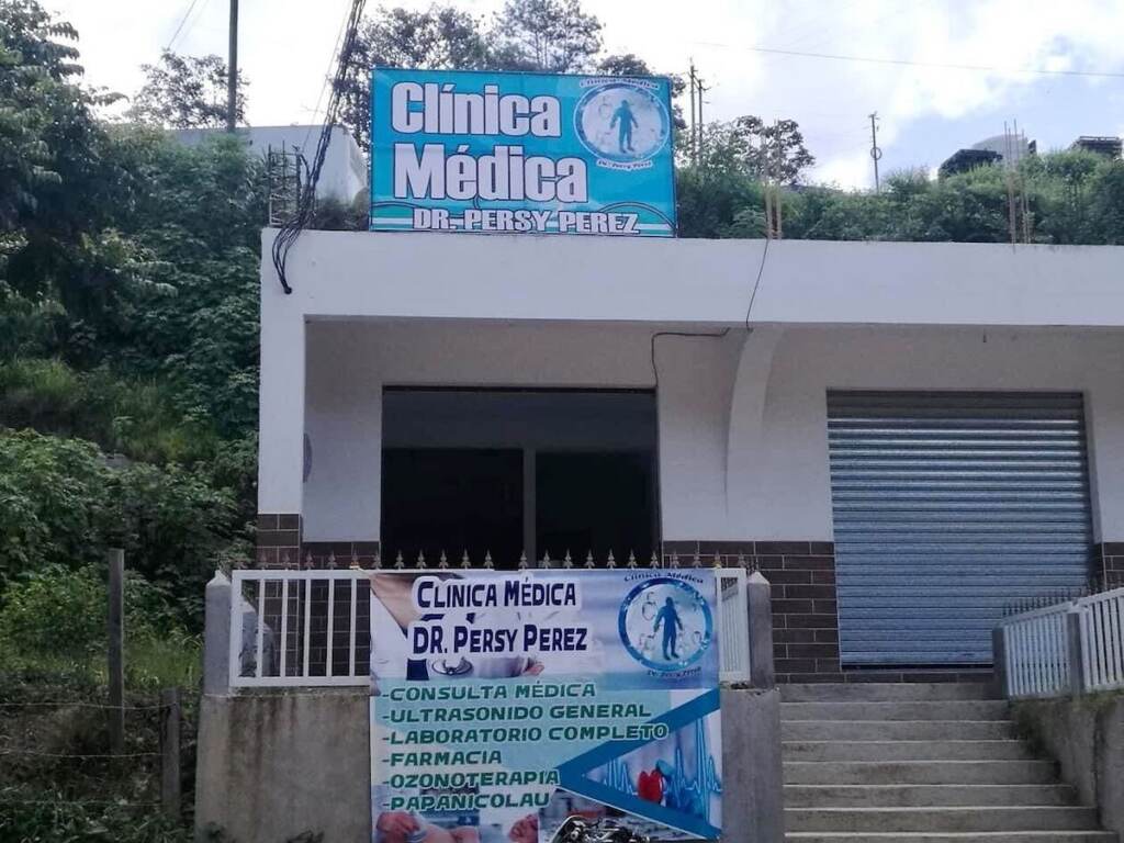 A view of a building with a sign that reads "Clínica Médica"