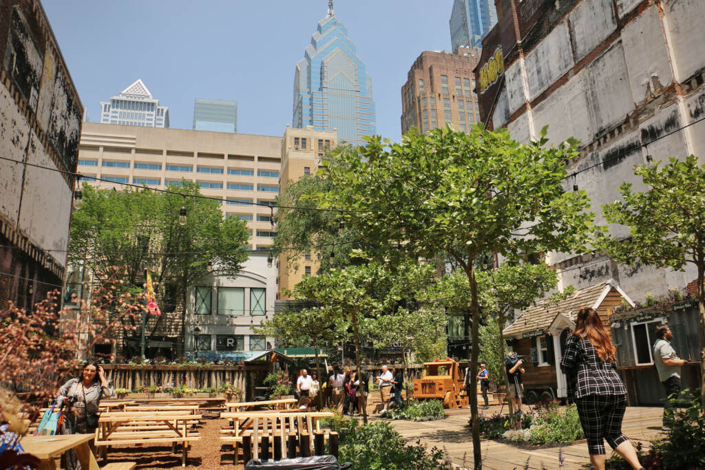 2023 05 31-e lee-philadelphia rittenhouse square walnut garden-outdoor restaurant skyline A view of Walnut Garden on a sunny day.