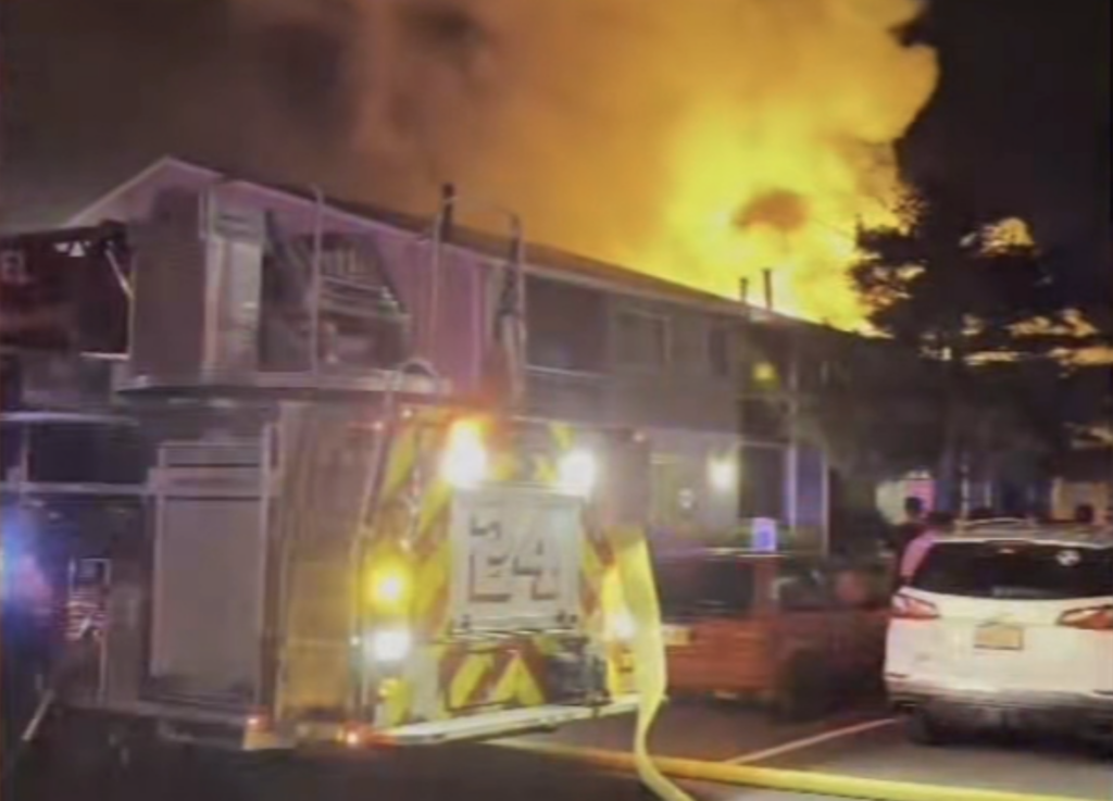 6abc-fatal-fire-maple-shade-2023-05-08 Apartment building on fire.
