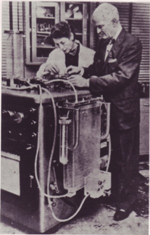 Mary “Maly” Hopkinson Gibbon and Dr. John Gibbon work side-by-side in a lab.