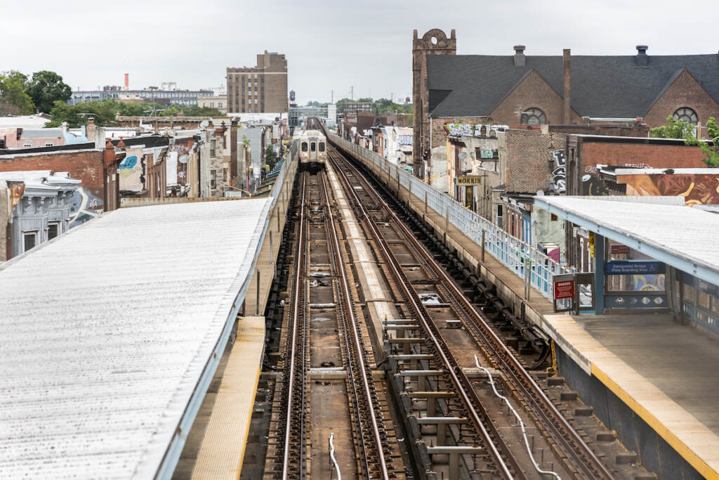 06 22 2023 k paynter summer septa file somerset el The elevated train tracks and the city skyline.