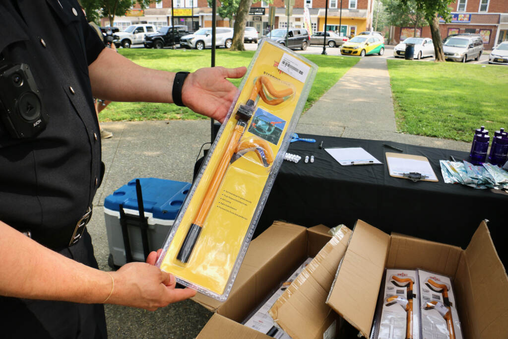 2023 06 29-e lee-camden nj-free steering locks Camden County police officers hand out free steering locks to residents who drive vulnerable Hyundai and Kia cars at Yorkship Square Park in Camden. (Emma Lee/WHYY)