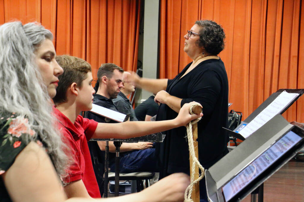 2023 07 11-e lee-elizabeth braden-philadelphia opera philadelphia-christmas in july rehearsal 2 Elizabeth Braden conducts Opera Philadelphia in a rehearsal.