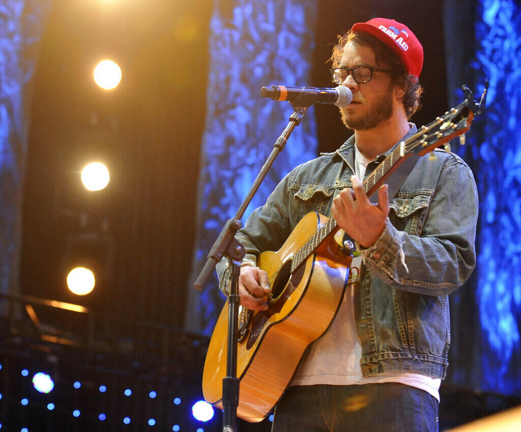 Amos Lee Amos Lee performing