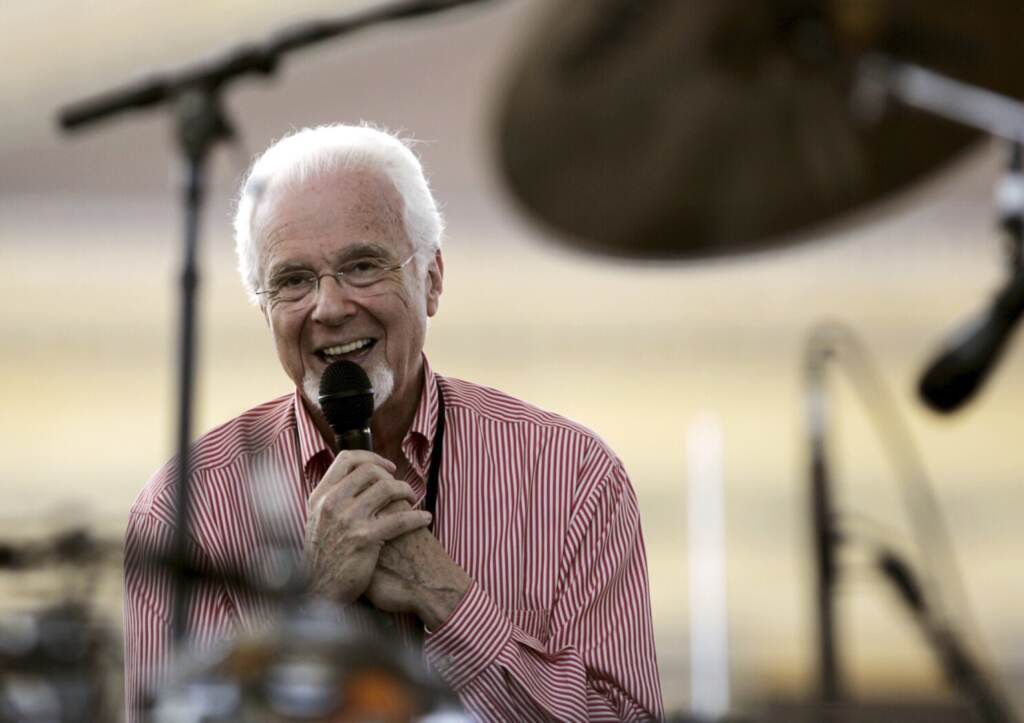 Obit Peter Nero Peter Nero, leader of the Philly Pops, smiles during a sound check on a stage at the foot of the Philadelphia Museum of Art steps, Monday, July 4, 2005, in Philadelphia, as he and other artists prepare to give a free concert with Elton John to celebrate America's Independence and to raise awareness of HIV/AIDS.