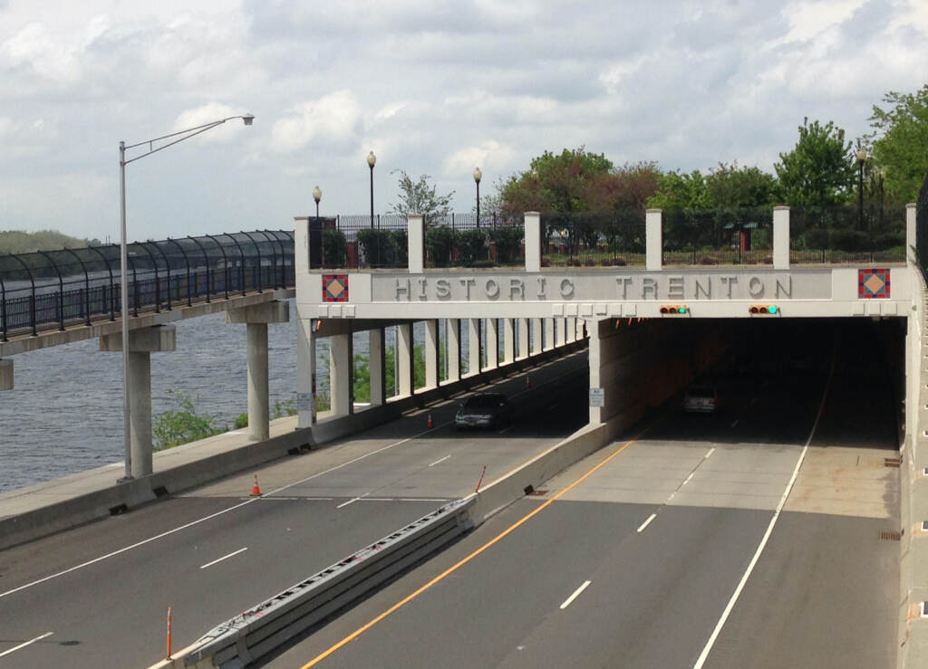 South_entrance_to_the_South_Trenton_Tunnel_along_New_Jersey_Route_29-cropped A bridge over a highway that says 'Historic Trenton