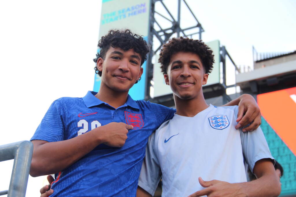 chelsea-fc-linc-premier-league-CS-02 Two fans pose for a picture at the Premier League Summer Series event at Lincoln Financial Field