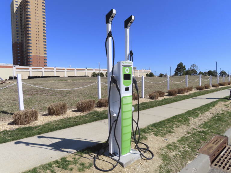 Electric vehicle docking station