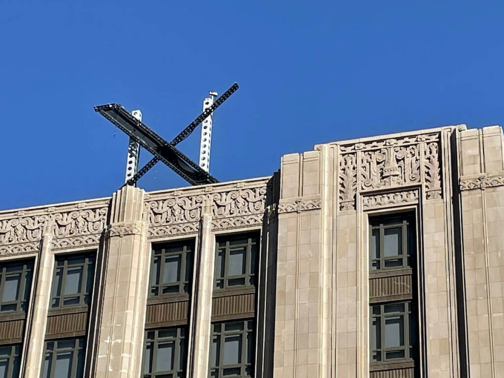 US-TECHNOLOGY-TWITTER-MUSK-X The new X sign is installed on the roof of the headquarters