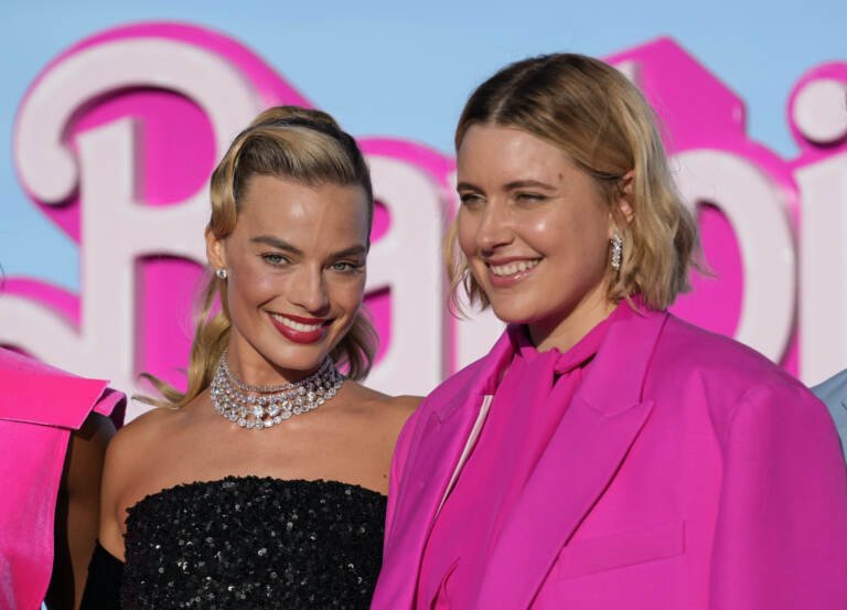 Margot Robbie and Greta Gerwig posing together