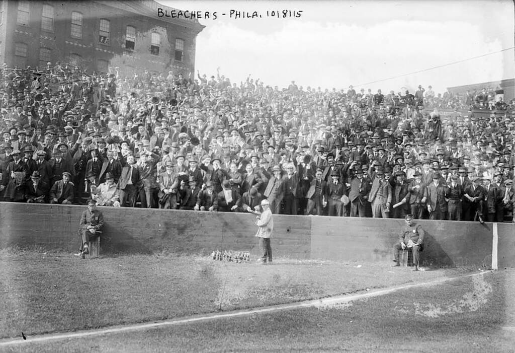 phillies-history-baker-bowl-1915 A black-and-white photo of baseball players in 1915.