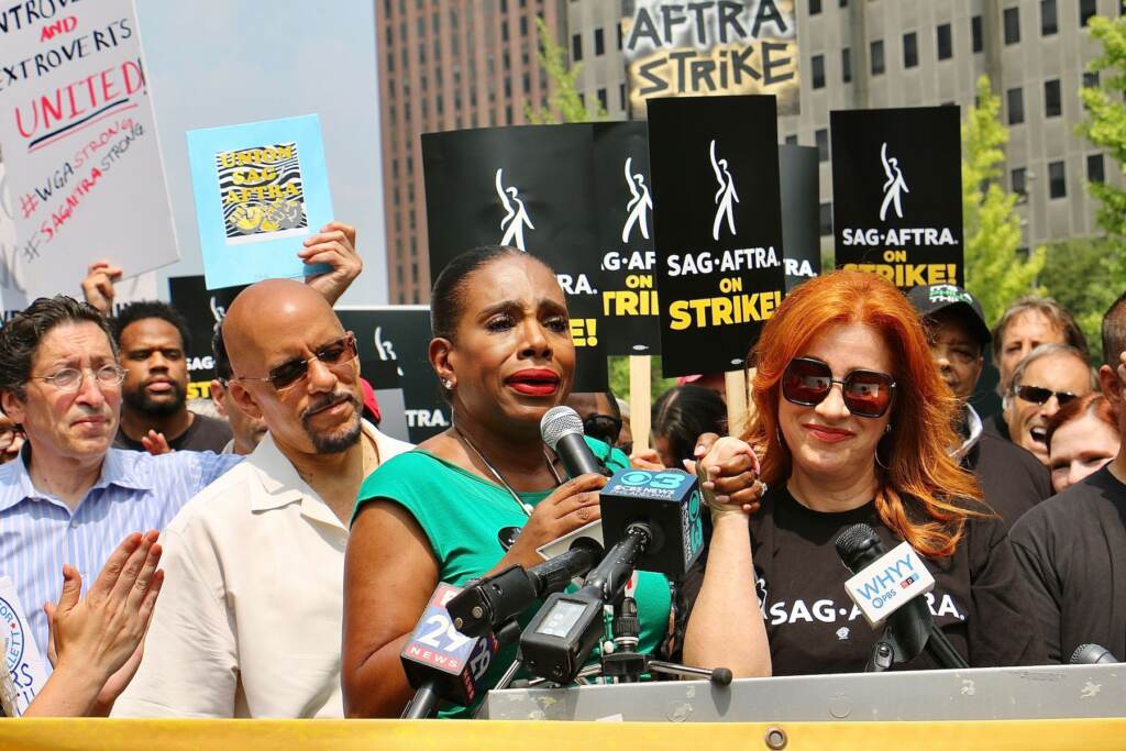 sag-aftra-strike-philly-e-lee-2023-07-20-4 Sheryl Lee Ralph and Lisa Ann Walter
