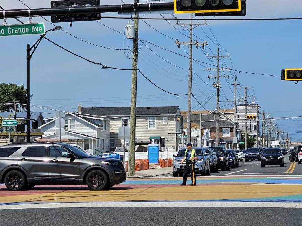 wildwood-power-outage Police direct traffic at an intersection in Wildwood.