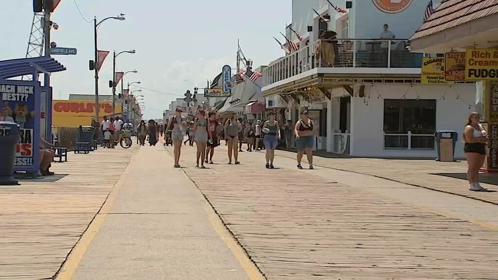 wildwood-teens-boardwalk-6abc-2023-07-27 People walking on the boardwalk