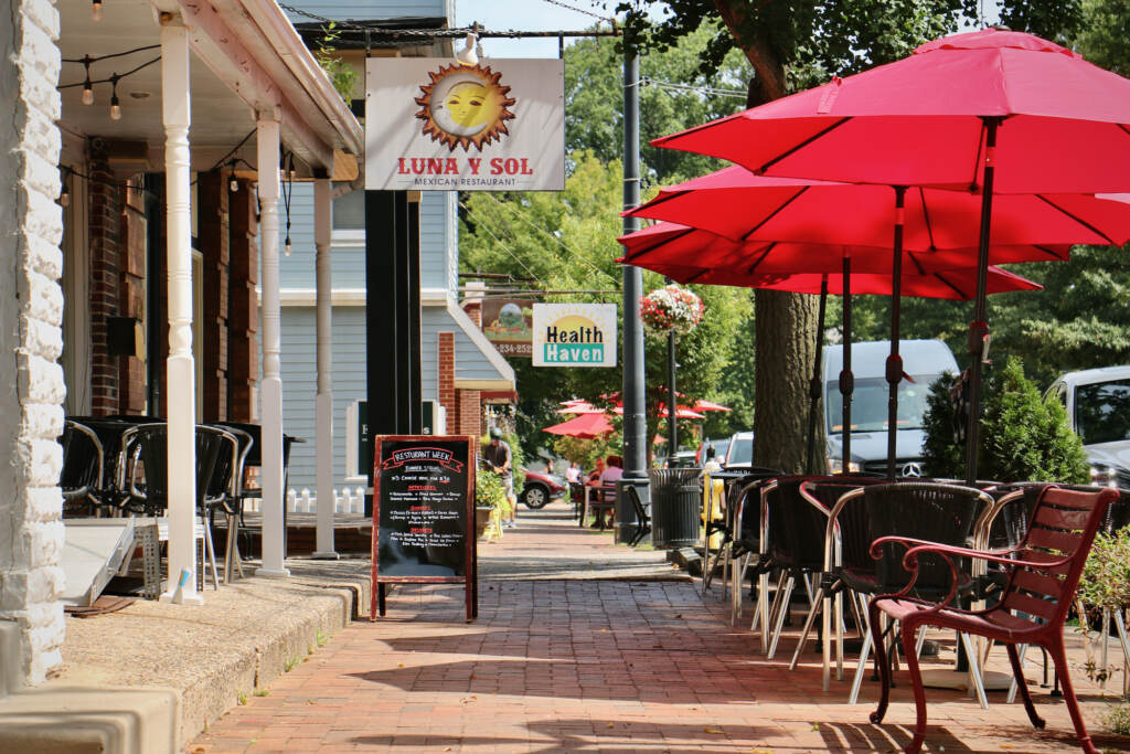 2023 08 22-e lee-moorestown nj luna y sol-restaurant week Outdoor seating at a New Jersey restaurant
