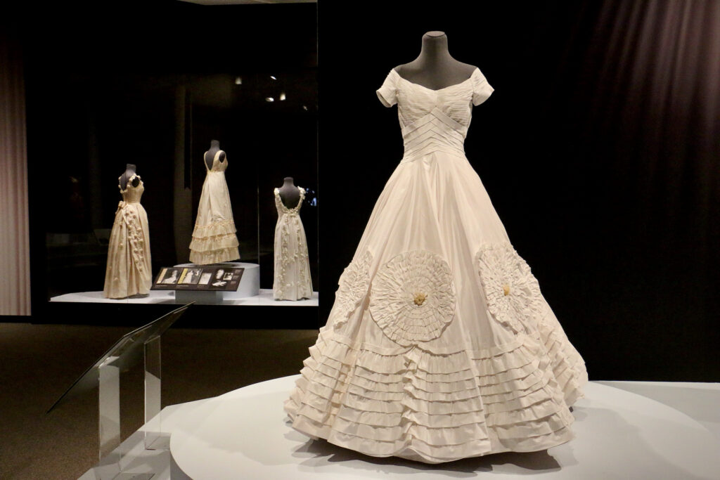 2023 08 30-e lee-winterthur museum de-ann lowe american couturier kennedy wedding A replica of Jacqueline Kennedy's wedding dress on display at Winterthur