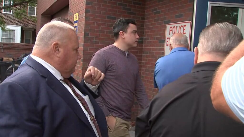dial-turns-self-in-6abc-2023-09-08 Mark Dial entering the courthouse