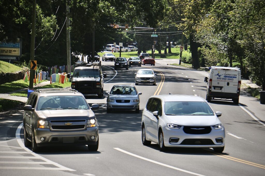 lincoln-drive-e-lee-2023-09-27 Cars on the road