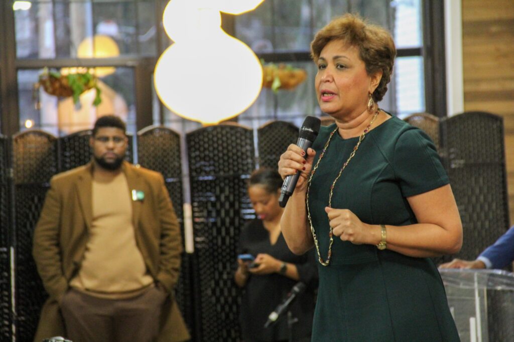 mariaquinonessanchez-debate-scaled Maria Quiñones Sánchez speaking into a microphone